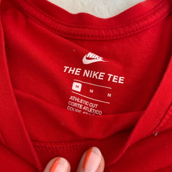 Nike basic tee in red - Picture 3 of 3